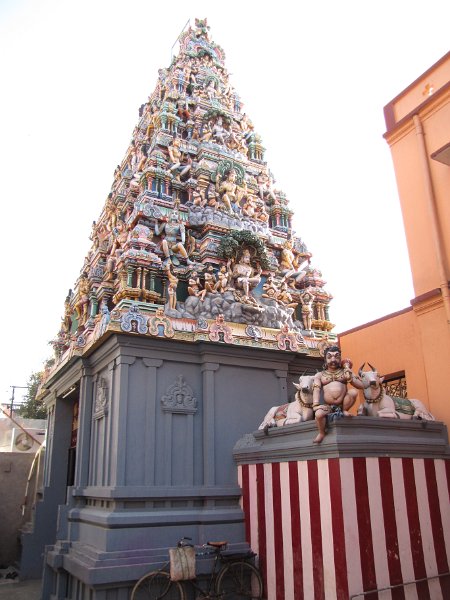 tempel varanasi.jpg - Op de terugweg lopen we door allerlei smalle straatjes die achter de ghats liggen. Hier komen we ook deze rijk versierde tempel tegen.